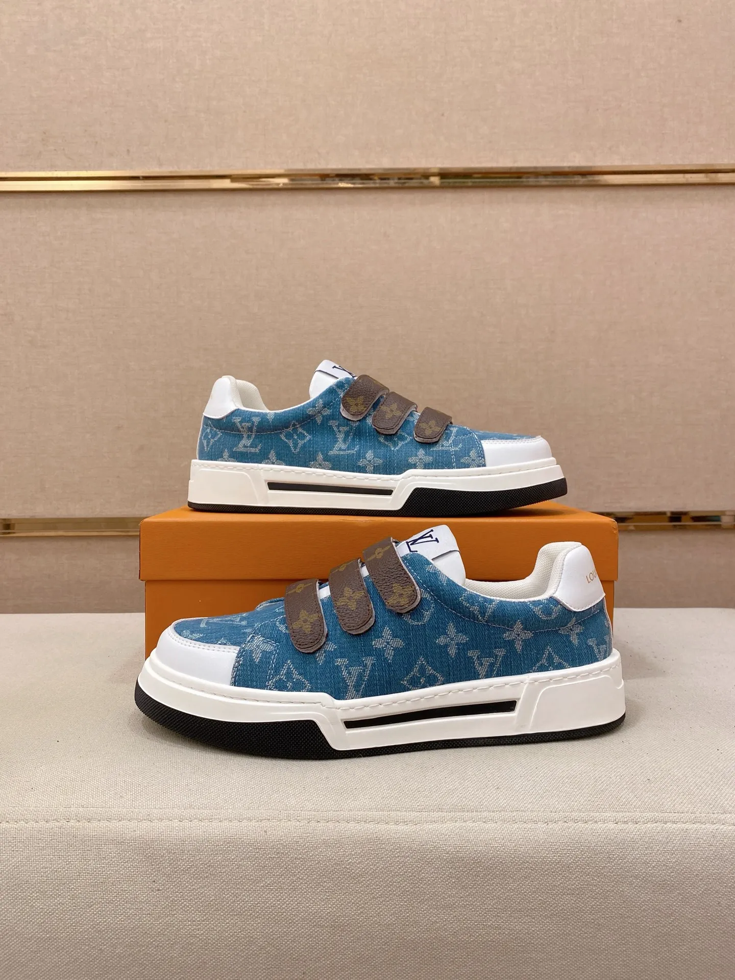 Men's shoes💰 420💰Louis Vuitton (Louis Vuitton/LV) top 🔍🔍 new models are on sale at the same time, the upper 🇮🇹 imported first-layer cowhide from Italy, fully imported sheepskin lining 💪💪, completely 1⃣️ to 1 ⃣️Re-engraved🇮🇹💪💪, ⚠Sole: The original sole is specially provided by the original factory, the exclusive movable molded sole is super comfortable, ⚠The original factory follows the order, 🔍🔍high quality, you can enter and exit the counter at will, welcome to compare⚠. Code number:38-44